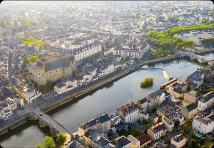 Vue pittoresque de mayenne, idéale pour un événement