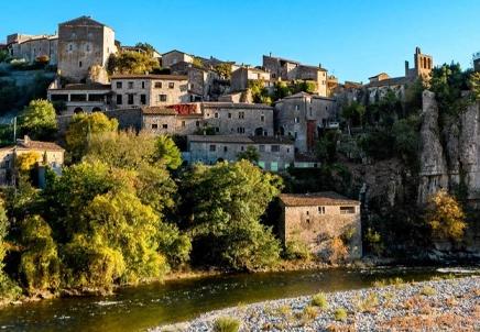 Vue pittoresque de ardeche, idéale pour un événement
