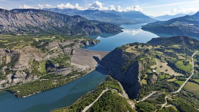 Vue pittoresque de hautes-alpes, idéale pour un événement