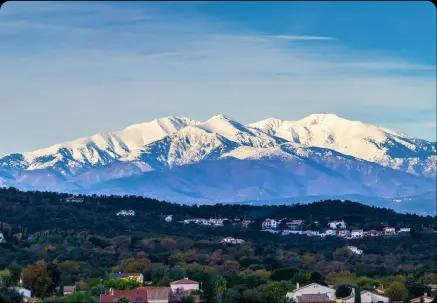 Vue pittoresque de pyrenees-orientales, idéale pour un événement