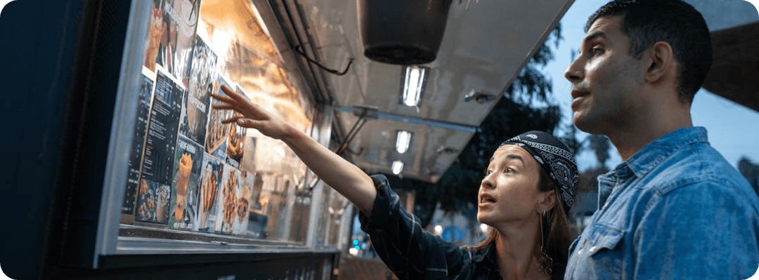 Clients choisissant un repas à un food truck, traiteur via bookmyfoodtruck