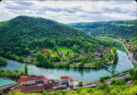 Vue pittoresque de doubs, idéale pour un événement